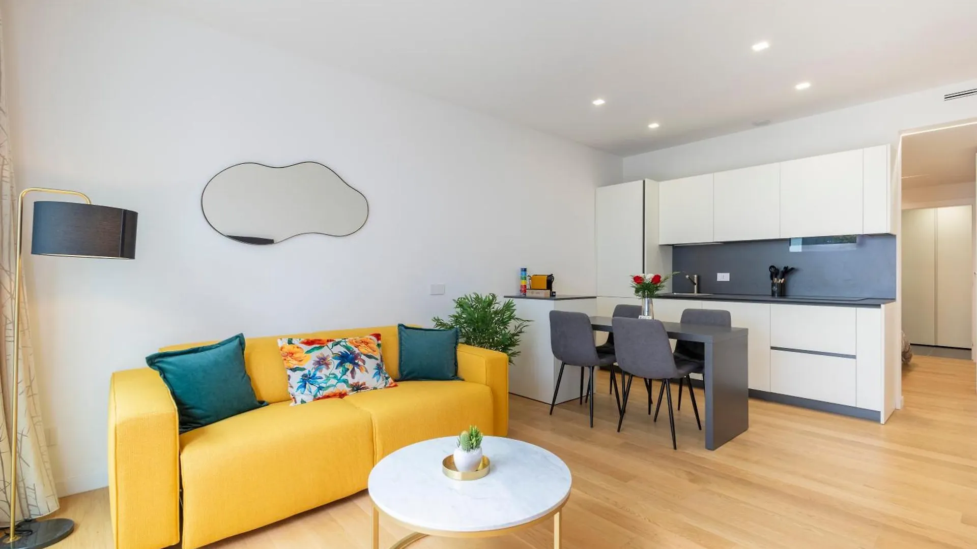 Suite & Outdoor Patio - Colosseum & Fori Imperiali Rome Apartment